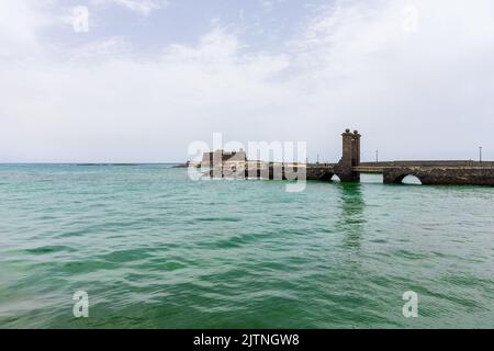 Blick auf das Schloss von San Gabriel (1587) und den Atlantischen Ozean von der Inselhauptstadt Arrecife. Lanzarote. Kanarische Inseln. Spanien. Stockfoto