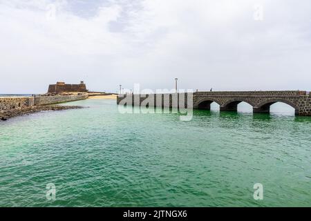 Blick auf das Schloss von San Gabriel (1587) und den Atlantischen Ozean von der Inselhauptstadt Arrecife. Lanzarote. Kanarische Inseln. Spanien. Stockfoto