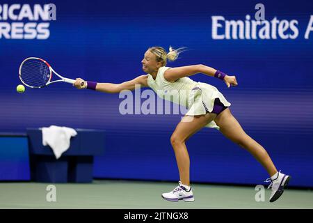 New York, USA,31..August 2022. Estonian Anet Kontaveit beim US Open Turnier im Billie Jean King National Tennis Center am Mittwoch, 31August 2022. © Jürgen Hasenkopf / Alamy Live News Stockfoto