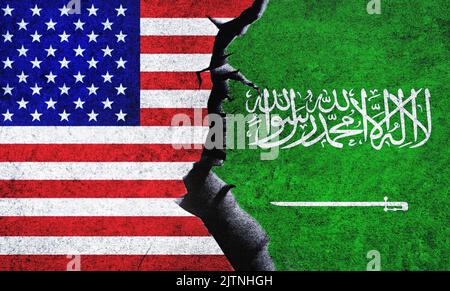 USA gegen Saudi-Arabien Flaggen an einer Wand mit einem Riss. Saudi-Arabien und die Vereinigten Staaten von Amerika politischer Konflikt, Wirtschaft, Beziehung, Handelskonzept Stockfoto