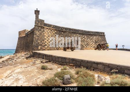 Blick auf das Schloss von San Gabriel (1587) und den Atlantischen Ozean von der Inselhauptstadt Arrecife. Stockfoto