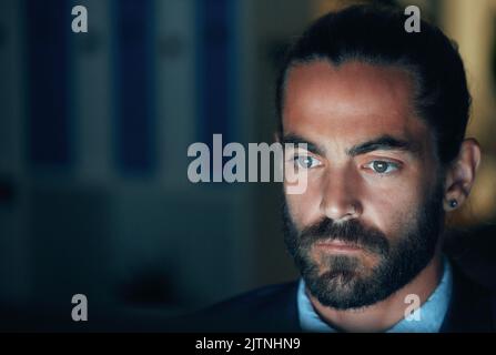 Business, Face und Entwickler arbeiten nachts mit einer Vision für den Erfolg bei der Entwicklung mit Technologie. Ernsthafter Mann bei der Arbeit am Computer am Abend Stockfoto