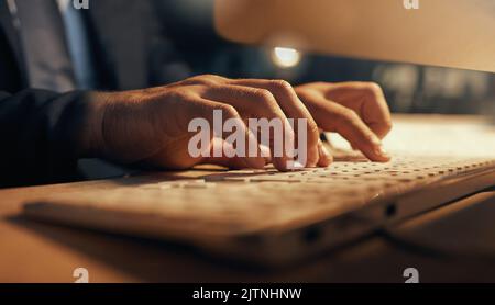 Hacker, Web-Entwickler oder Software-Designer tippen auf Computertastatur für Forschung, Codierung oder Programmierung. Nahaufnahme Hände von einem Mann im Internet surfen Stockfoto