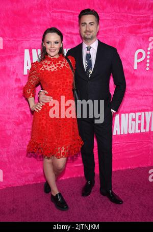 Sarah Ramos und Matt Spicer kommen am 10. Mai 2022 im Pacific Design Center in West Hollywood, CA, zum Original ‘Angelyne’ Hollywood Premiere. © OConnor/AFF-USA.com Stockfoto