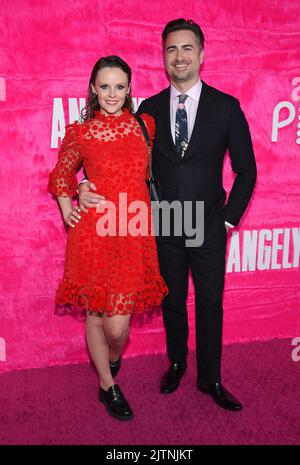 Sarah Ramos und Matt Spicer kommen am 10. Mai 2022 im Pacific Design Center in West Hollywood, CA, zum Original ‘Angelyne’ Hollywood Premiere. © OConnor/AFF-USA.com Stockfoto