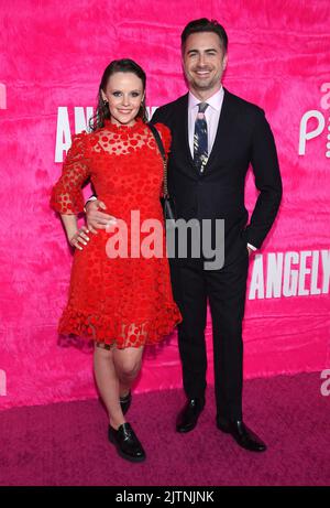 Sarah Ramos und Matt Spicer kommen am 10. Mai 2022 im Pacific Design Center in West Hollywood, CA, zum Original ‘Angelyne’ Hollywood Premiere. © OConnor/AFF-USA.com Stockfoto