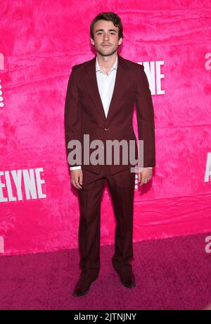 Charlie Rowe kommt am 10. Mai 2022 im Pacific Design Center in West Hollywood, CA, zum Original ‘Angelyne’ von Pfau. © OConnor/AFF-USA.com Stockfoto