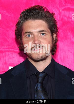 Philip Ettinger kommt am 10. Mai 2022 im Pacific Design Center in West Hollywood, CA, zum Original ‘Angelyne’ von Pfau. © OConnor/AFF-USA.com Stockfoto