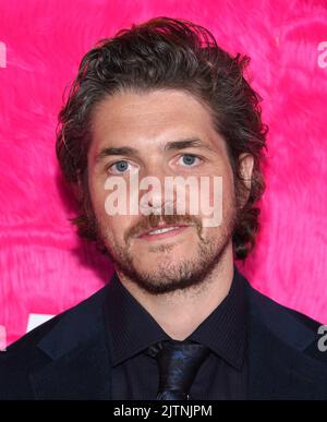 Philip Ettinger kommt am 10. Mai 2022 im Pacific Design Center in West Hollywood, CA, zum Original ‘Angelyne’ von Pfau. © OConnor/AFF-USA.com Stockfoto