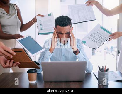 Der Geschäftsmann ist von der Arbeitsbelastung, der Verwaltung des Zeitplans, der Projektpriorität und dem Burnout der Mitarbeiter überdrüssig. Angst Depression Kopfschmerzen, Unternehmen mental Stockfoto