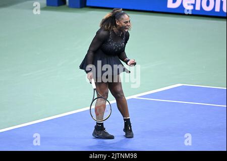 New York, USA. 31. August 2022. Serena Williams, aus den Vereinigten Staaten, reagiert während ihres 2022 US Open Tennis Turnier Frauen Einzel zweiten Runde Match gegen Anet Kontaveit, aus Estland, im USTA Billie Jean King National Tennis Center in Flushing Meadows Corona Park New York, 31. August 2022. Serena Williams besiegte Kontaveit in drei Sätzen. (Foto von Anthony Behar/Sipa USA) Quelle: SIPA USA/Alamy Live News Stockfoto