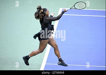 New York, USA. 31. August 2022. Serena Williams aus den Vereinigten Staaten gibt den Ball während ihres 2022 US Open Tennis Turnier Frauen Einzel zweiten Runde Match gegen Anet Kontaveit, aus Estland, im USTA Billie Jean King National Tennis Center in Flushing Meadows Corona Park New York, 31. August 2022. Serena Williams besiegte Kontaveit in drei Sätzen. (Foto von Anthony Behar/Sipa USA) Quelle: SIPA USA/Alamy Live News Stockfoto