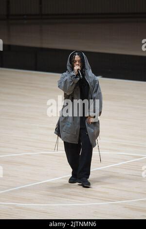 Performance von Hideyoshi, 31. August 2022 - Mode : Rakuten Fashion Week Tokyo 2023 S/S präsentierte die „genzai“ Runway Show auf dem Yoyogi Gymnasium in Tokio, Japan Credit: Michael Steinebach/AFLO/Alamy Live News Stockfoto