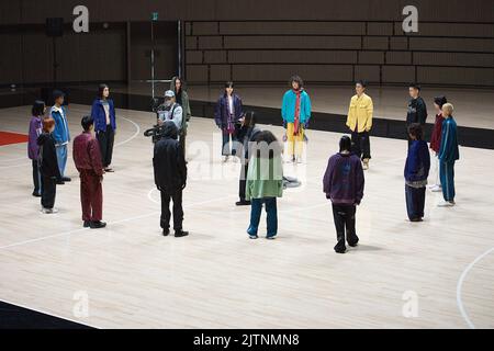 Performance von Hideyoshi, 31. August 2022 - Mode : Rakuten Fashion Week Tokyo 2023 S/S präsentierte die „genzai“ Runway Show auf dem Yoyogi Gymnasium in Tokio, Japan Credit: Michael Steinebach/AFLO/Alamy Live News Stockfoto