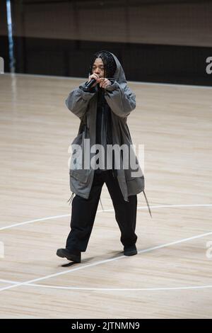 Performance von Hideyoshi, 31. August 2022 - Mode : Rakuten Fashion Week Tokyo 2023 S/S präsentierte die „genzai“ Runway Show auf dem Yoyogi Gymnasium in Tokio, Japan Credit: Michael Steinebach/AFLO/Alamy Live News Stockfoto