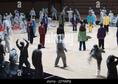 Performance von Hideyoshi, 31. August 2022 - Mode : Rakuten Fashion Week Tokyo 2023 S/S präsentierte die „genzai“ Runway Show auf dem Yoyogi Gymnasium in Tokio, Japan Credit: Michael Steinebach/AFLO/Alamy Live News Stockfoto