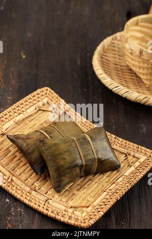 Burasa oder Buras, indonesischer Reisknödel, in Kokosmilch gekocht und mit Bananenblatt eingewickelt. Typische traditionelle Küche aus Makasar, Sulawesi, Indone Stockfoto