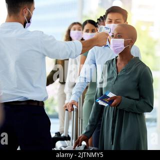 Flugzeug, weltweit und Menschen erhalten einen Covid-Test, um medizinische Risikokontrolle für Reisen zu erhalten. Compliance, Männer und Frauen beim Transport Stockfoto