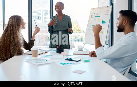 Kreative Geschäftspräsentation, Designer und Diversity Teamwork Planung, Gespräche und Treffen in Startup-Agentur. Marketing-Mitarbeiter, die daran arbeiten Stockfoto