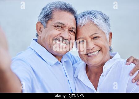 Liebe, glückliches Seniorenpaar oder Familie, die Selfie machen und glückliches Lächeln für die Social-Media-App auf dem Laufenden. Porträt von älteren Mann und Frau Gesicht genießen Stockfoto