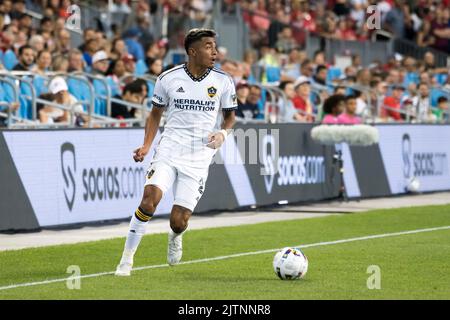 Toronto, Ontario, Kanada. 31. August 2022. Julian Araujo (2) in Aktion während des MLS-Spiels zwischen dem FC Toronto und LA Galaxy auf dem BMO-Feld in Toronto. Das Spiel endete 2-2 (Bild: © Angel Marchini/ZUMA Press Wire) Stockfoto