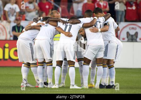 Toronto, Ontario, Kanada. 31. August 2022. Die Spieler VON LA Galazy huddeln vor dem MLS-Spiel zwischen dem FC Toronto und LA Galaxy auf dem BMO-Feld in Toronto. Das Spiel endete 2-2 (Bild: © Angel Marchini/ZUMA Press Wire) Stockfoto