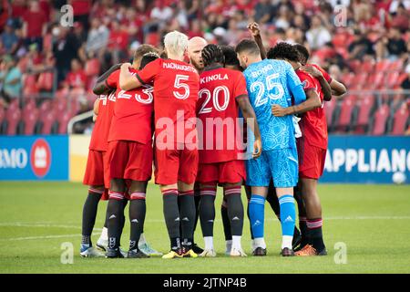 Toronto, Ontario, Kanada. 31. August 2022. Die Spieler des FC Toronto huddeln vor dem MLS-Spiel zwischen dem FC Toronto und LA Galaxy auf dem BMO-Feld in Toronto. Das Spiel endete 2-2 (Bild: © Angel Marchini/ZUMA Press Wire) Stockfoto