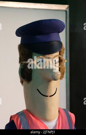 London, Großbritannien. 31.. August 2022. Eine als Kinderfernsehfigur verkleidete Person, Postman Pat, tritt bei der Transport-Kundgebung der Transportgewerkschaft Save London im Kongresshaus auf, weil die staatlichen Mittel für den TfL nicht ausreichen, was zu Stellenabbau und höheren Preisen führt, wenn sich die Lebenshaltungskosten verschärfen. Kredit: Elfte Stunde Fotografie/Alamy Live Nachrichten Stockfoto