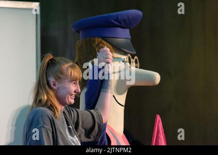 London, Großbritannien. 31.. August 2022. Ein unerwarteter Gast, Postman Pat, schließt sich Hannah Carroll von der CWU bei der Save London Transport Rallye im Congress House an. Die Kundgebung wurde abgehalten, um über unzureichende staatliche Mittel für den TfL zu diskutieren, was zu Stellenabbau und höheren Tarifen führte. Kredit: Elfte Stunde Fotografie/Alamy Live Nachrichten Stockfoto