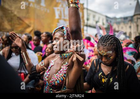 London, Großbritannien. 29. August 2022. Frauen tanzen am Adults Day während des Notting Hill Carnival in London. Es war das erste Mal, dass der Notting Hill Carnival seit 2019 aufgrund der Covid-19-Pandemie stattfand. Kredit: SOPA Images Limited/Alamy Live Nachrichten Stockfoto