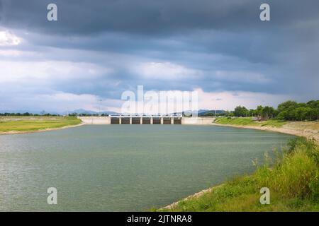 Wasser fällt aus dem Bachweir in der Landschaft, Thailand Stockfoto