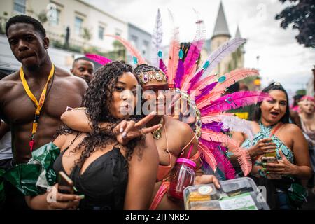 London, Großbritannien. 29. August 2022. Nachtschwärmer posieren am Adults Day während des Notting Hill Carnival in London. Es war das erste Mal, dass der Notting Hill Carnival seit 2019 aufgrund der Covid-19-Pandemie stattfand. (Foto: Laurel Chor/SOPA Images/Sipa USA) Quelle: SIPA USA/Alamy Live News Stockfoto