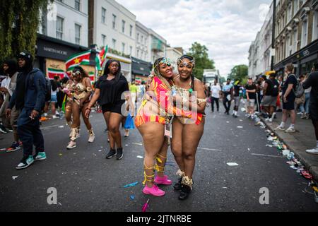 London, Großbritannien. 29. August 2022. Zwei Frauen, die in Kostümen gekleidet waren, wurden am Adults Day während des Notting Hill Carnival in London gesehen. Es war das erste Mal, dass der Notting Hill Carnival seit 2019 aufgrund der Covid-19-Pandemie stattfand. (Foto: Laurel Chor/SOPA Images/Sipa USA) Quelle: SIPA USA/Alamy Live News Stockfoto