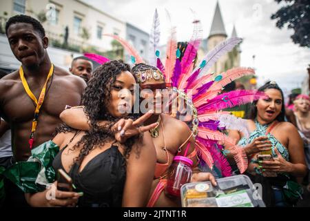 London, Großbritannien. 29. August 2022. Nachtschwärmer posieren am Adults Day während des Notting Hill Carnival in London. Es war das erste Mal, dass der Notting Hill Carnival seit 2019 aufgrund der Covid-19-Pandemie stattfand. (Bild: © Laurel Chor/SOPA-Bilder über ZUMA Press Wire) Stockfoto