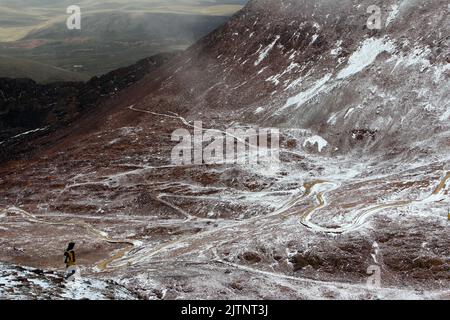 Zufahrtsstraße zum Gipfel des Mount Chacaltaya, in der Nähe von La Paz, ehemaliges Skigebiet Stockfoto