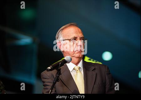 Bogota, Kolumbien. Am 31. August 2022 spricht der kolumbianische verteidigungsminister Ivan Velasquez nach dem ersten sicherheitsrat für menschliche Sicherheit und totalen Frieden zwischen der kolumbianischen Regierung, der militärischen Kommandozeile und der Regierung Bogotas am 31. August 2022 in Bogota, Kolumbien. Foto: Chepa Beltran/Long Visual Press Stockfoto