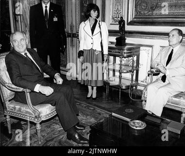 2. Oktober 1985, Paris, Frankreich: MICHAIL GORBATSCHOW bei einem offiziellen Besuch zum Treffen mit dem französischen Präsidenten Mitterrand. (Bild: © Keystone Press Agency/ZUMA Press Wire) Stockfoto