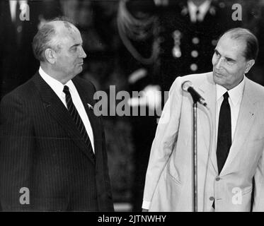 2. Oktober 1985, Paris, Frankreich: MICHAIL GORBATSCHOW bei einem offiziellen Besuch zum Treffen mit dem französischen Präsidenten Mitterrand. (Bild: © Keystone Press Agency/ZUMA Press Wire) Stockfoto