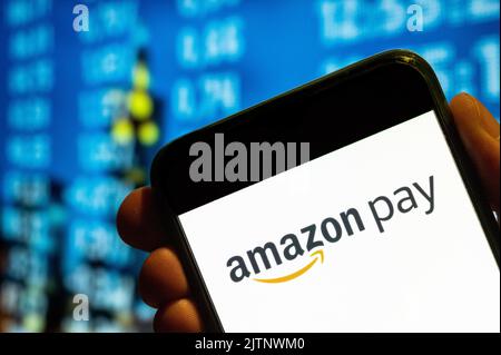 In dieser Abbildung wird das Amazon Pay-Logo, die amerikanische Online-Zahlungsplattform von Amazon, auf einem Smartphone-Bildschirm angezeigt. Stockfoto