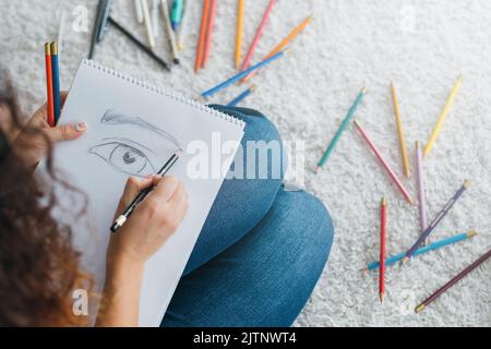 Schüler der modernen Kunstschule skizzieren Bleistifte Stockfoto