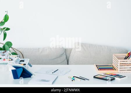 Künstler Arbeitsplatz wesentliche Werkzeuge Home Studio Stockfoto