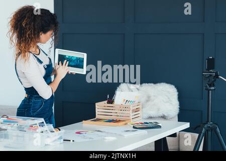 Kunst Kurs talentierte Dame Video Zeichnung Anwendung Stockfoto