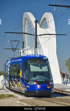 Deutschland, Baden-Württemberg, Kehl, deutsch-französische Straßenbahn, die Straßburg mit Kehl auf der neuen Beatus-Rhenanus-Brücke zwischen Frankreich und Deutschland verbindet Stockfoto