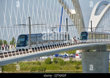 FRANKREICH, Bas-Rhin (67), Straßburg, deutsch-französische Straßenbahn, die Straßburg mit Kehl auf der neuen Beatus-Rhenanus-Brücke zwischen Frankreich und Deutschland verbindet Stockfoto