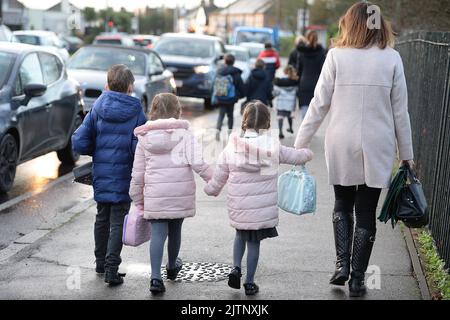 Datei-Foto vom 17/01/20 von Eltern, die ihre Kinder zur Schule in Hornchurch, Essex, gehen. Die Regierung wird aufgefordert, die Familie in den Mittelpunkt der politischen Entscheidungsfindung zu stellen, da der Kinderkommissar für England einen Schlüsselbericht über die Familienaufstellung im Vereinigten Königreich veröffentlicht hat. Ausgabedatum: Donnerstag, 1. September 2022. Stockfoto