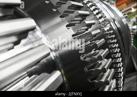 Schacht der Dampfturbine mit Fichtenblatt-Befestigung am Werk Stockfoto
