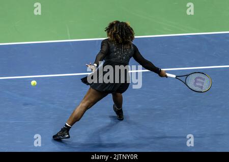 New York, NY - 31. August 2022: Serena Williams aus den USA kehrt während der US Open Championships 2. gegen Anet Kontaveit aus Estland im Billie Jean King National Tennis Center den Ball zurück Stockfoto