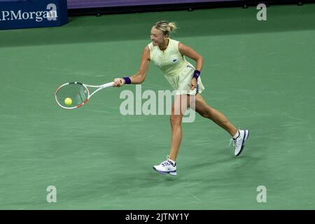 New York, NY - 31. August 2022: Anet Kontaveit aus Estland kehrt während des US Open Championships 2. gegen Serena Williams aus den USA im Billie Jean King National Tennis Center den Ball zurück Stockfoto