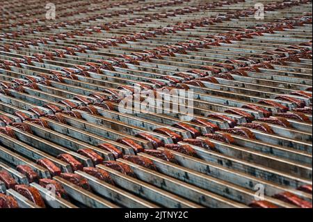 Elektrolysewanne mit installierten Kupferanoden im Werk Stockfoto