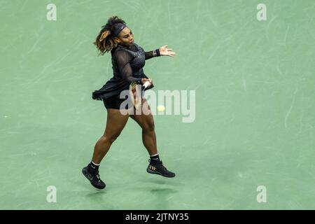 New York, USA. 31. August 2019. Serena Williams aus den USA kehrt am 31. August 2022 im Billie Jean King National Tennis Center in New York den Ball beim Spiel der US Open Championships 2. gegen Anet Kontaveit aus Estland zurück. Williams gewann in drei Sätzen. (Foto von Lev Radin/Sipa USA) Quelle: SIPA USA/Alamy Live News Stockfoto